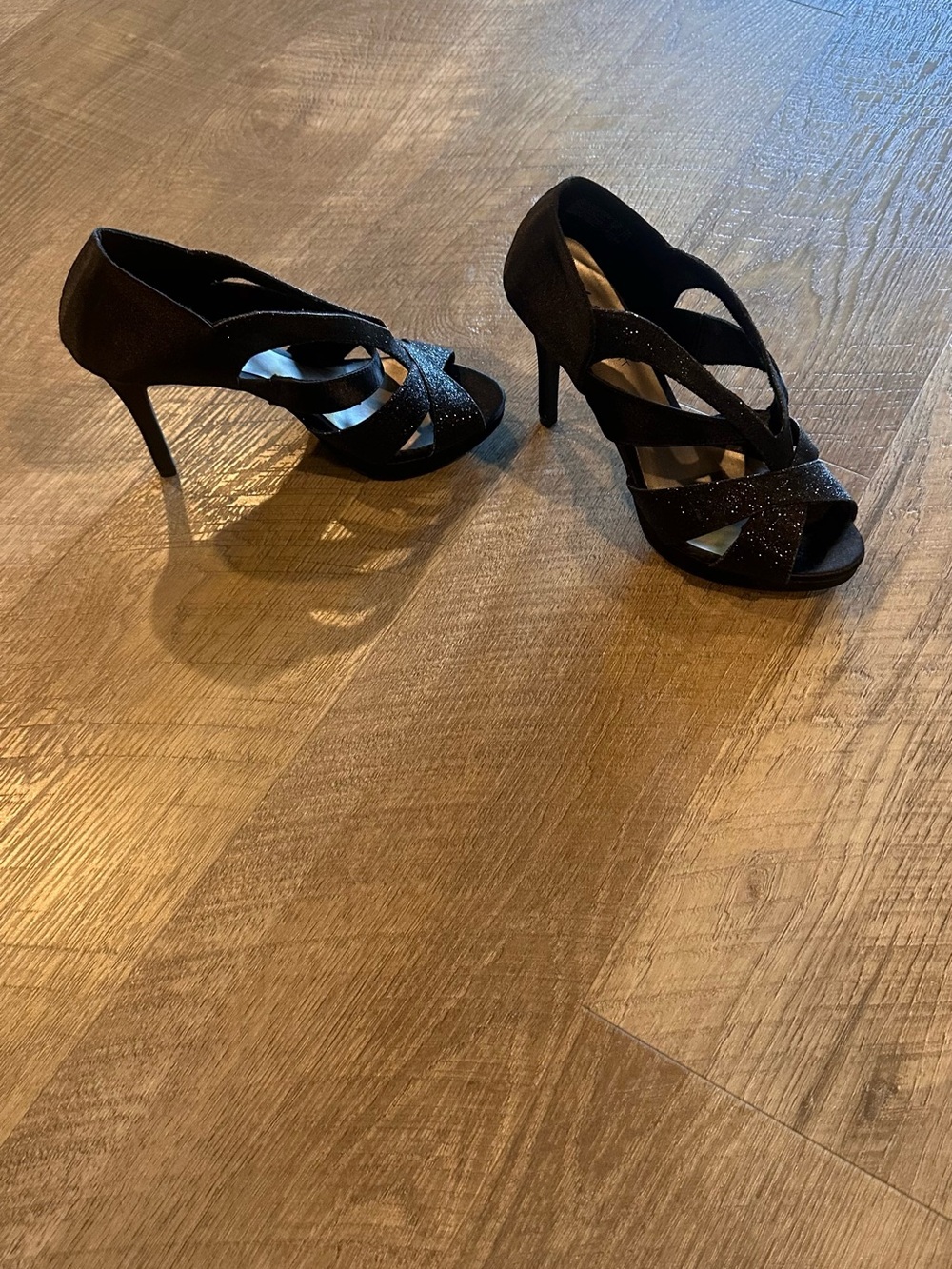 FIONI Women’s Black Sparkle Crisscross Peep-Toe Heels size 7.5